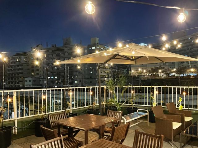 線路がすぐ近くに見えています。地上の景色とはまた違った景色を見ながら、最高のお肉を味わって頂く事が可能です!