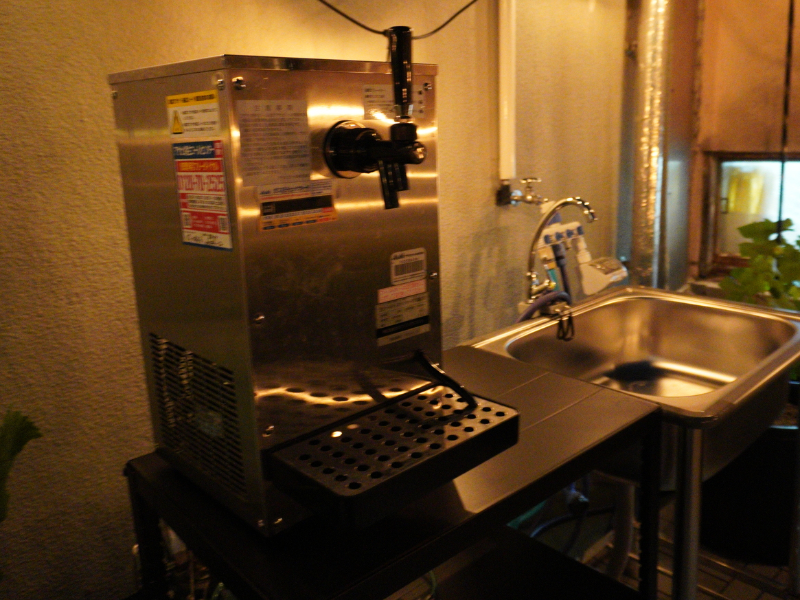 ビールサーバー完備です。電気式のサーバーのため、真夏でも良く冷えたビールが飲めます!自分で注ぐビールは格別な旨さ!