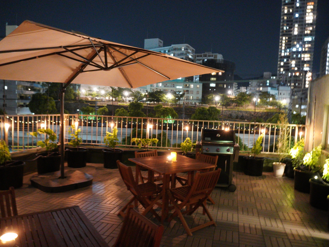 日よけのパラソルと常設のガゼボがございます。雨でも安心してご来場ください。会場にはミスト設備もありますので、昼間でも暑さを気にせずBBQ体験が可能です。