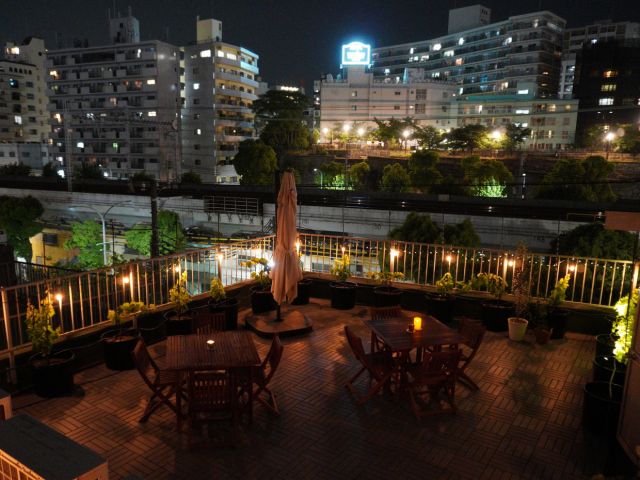 周りに高いビルが無いため、風通しが良く心地よい夜のBBQがお楽しみ頂けます。昼と夜では違った雰囲気が楽しめるのも当会場の特徴です。