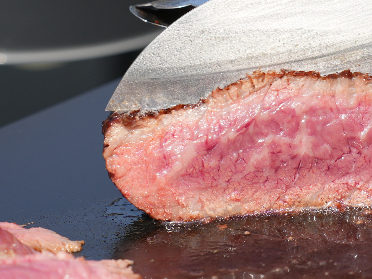 本来のBBQはお肉の外側を少し焦がします。そうする事で肉汁が中に閉じ込められて、ジューシーで柔らかいお肉に仕上がります。写真はレア状態での仕上げされたお肉です!