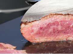 本来のBBQはお肉の外側を少し焦がします。そうする事で肉汁が中に閉じ込められて、ジューシーで柔らかいお肉に仕上がります。写真はレア状態での仕上げされたお肉です!