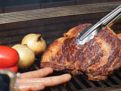 これぐらいお肉の表面を先に焼いてから、中身をじっくりと蒸し焼きで仕上げます、味付けはシンプルに塩と胡椒が最高です!また、お野菜も丸焼きがおススメです!