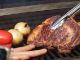 これぐらいお肉の表面を先に焼いてから、中身をじっくりと蒸し焼きで仕上げます、味付けはシンプルに塩と胡椒が最高です!また、お野菜も丸焼きがおススメです!