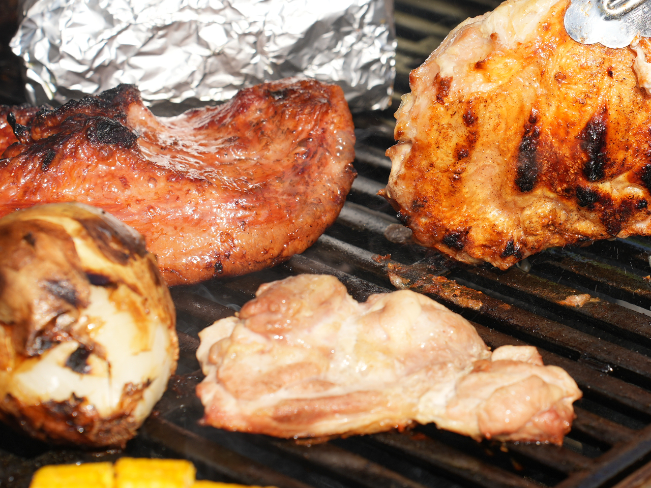 鶏肉もベーコンも玉ねぎも丸焼きを推奨しています。調理方法は自由ですが、BBQインストラクターがレクチャーしますので、初心者の方でも安心してトライしてください!