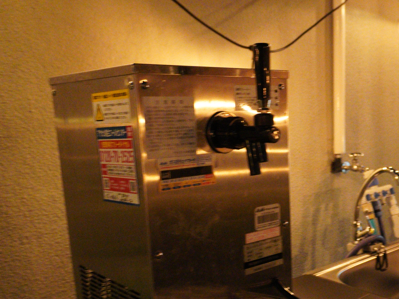 ビールサーバー完備です。このサーバーは電気で冷やすタイプの為、真夏でも冷えたビールをお楽しみ頂けます。自分で注ぐビールは格別です!