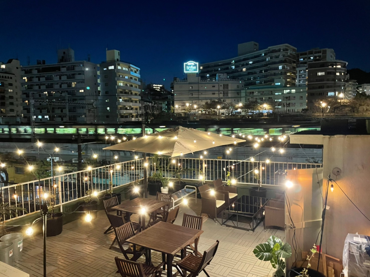 会場は花隈公園の向かいのビルの屋上にあります。電車もたまに通るので、BBQと電車の両方を見ながら、仲間とのお食事をお楽しみください!