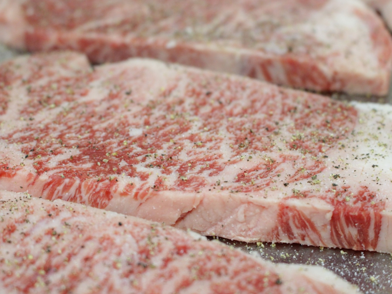 【黒毛和牛BBQサーロインプラン】 黒毛和牛サーロイン・神戸ポークプレミアム豚ロース ・但馬鶏モモ・季節の焼き野菜等