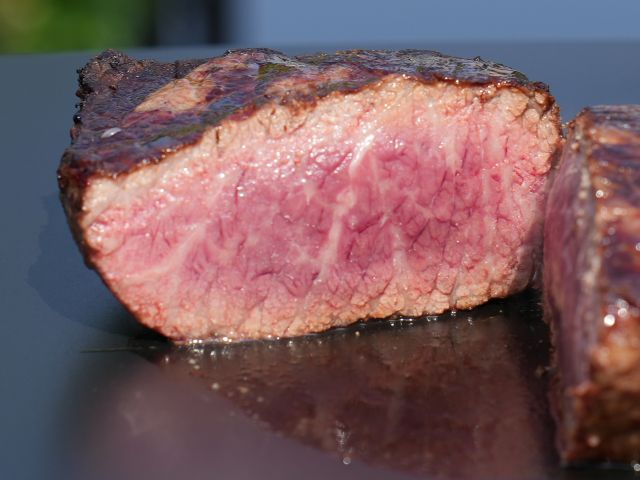 本来のBBQはお肉の外側を少し焦がします。そうする事で肉汁が中に閉じ込められて、柔らかいお肉に仕上がります。BBQインストラクターのレクチャーあり!