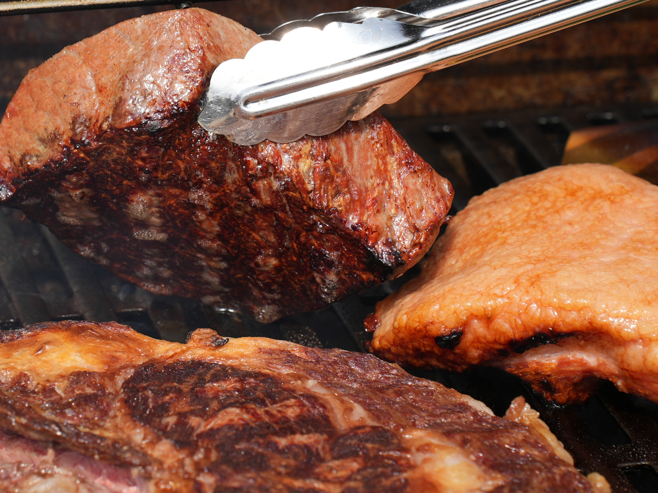 当会場のBBQグリルは、食材本来の味を引き出すことが出来るBBQ専用グリルです。火加減のコントロールがしやすいため、食材を一定に蒸し焼きにする事が可能です!