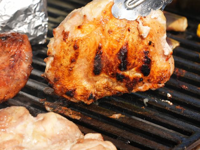 鶏肉も外側はパリッとして中が柔らかく仕上げる事が可能です。味付けは塩コショウがおススメ!食材の味をそのまま味わって頂く方も大勢いらっしゃいます!