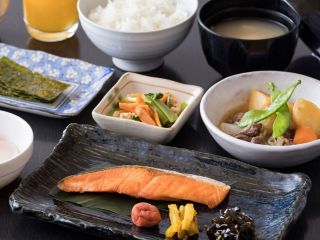 ご朝食は「和定食」と「洋定食」をご用意しており、お好きな方をお選びいただけます
