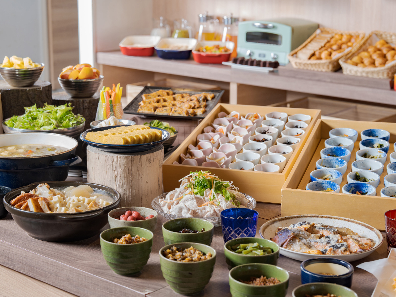 旬の素材を豊富に使用した小鉢やふわふわ食感のだし巻き卵など和食を中心としたブッフェ