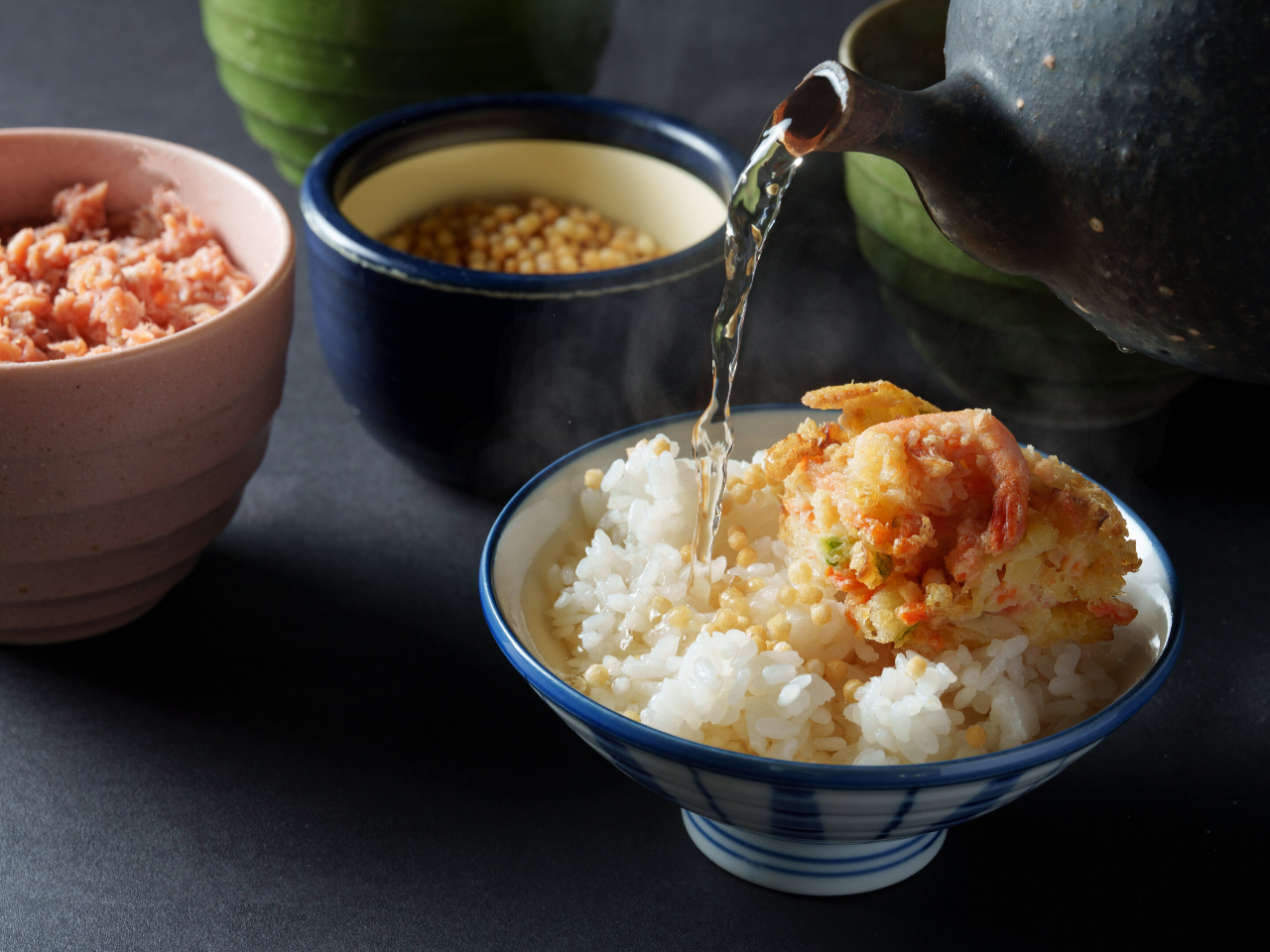 出汁の風味豊かなお茶漬け。ご飯のお供やかき揚げとご一緒にどうぞ。