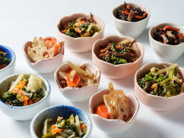 日替わりで旬の素材を豊富に使用した4種類の小鉢をご用意。