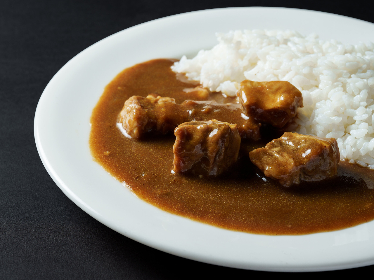 柔らかく煮込んだ牛すじ肉のカレー。しっかり辛めなので朝から体がポカポカ。