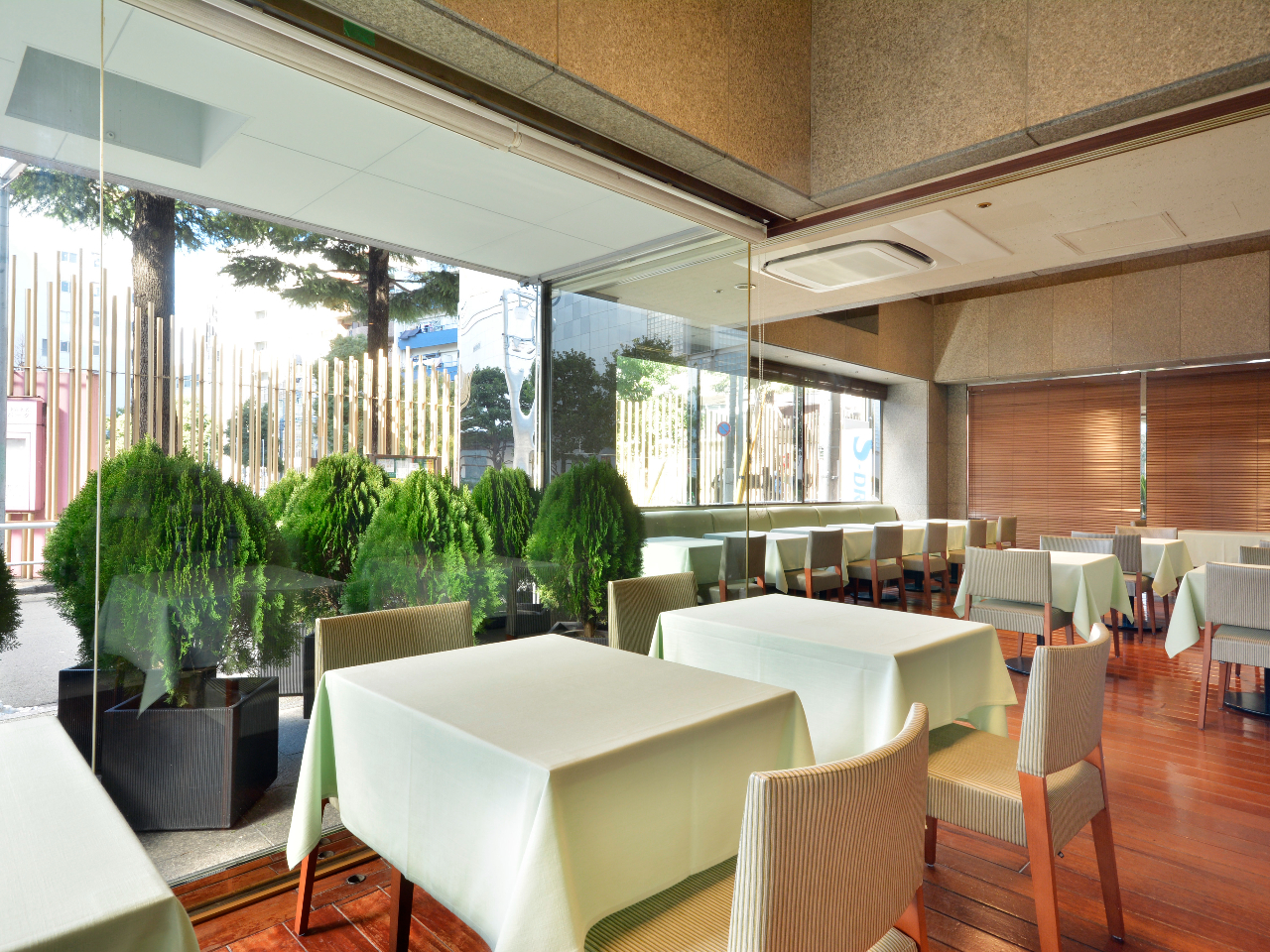 新宿の繁華街とは思えない落ち着いた雰囲気のレストランで是非ご朝食をご賞味ください。