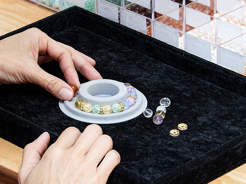 自分で選んだお気に入りの水晶・天然石をブレスレットデザイナーにはめて、ブレスレットのデザインを決定♪