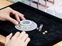 自分で選んだお気に入りの水晶・天然石をブレスレットデザイナーにはめて、ブレスレットのデザインを決定♪