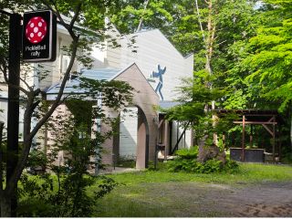 ピックルボール山荘ラリーのエントランスと体育館の外観、写真の右側が大型バーベキュースペース、屋根付きなので雨の日もOK!車も5台駐車できます。