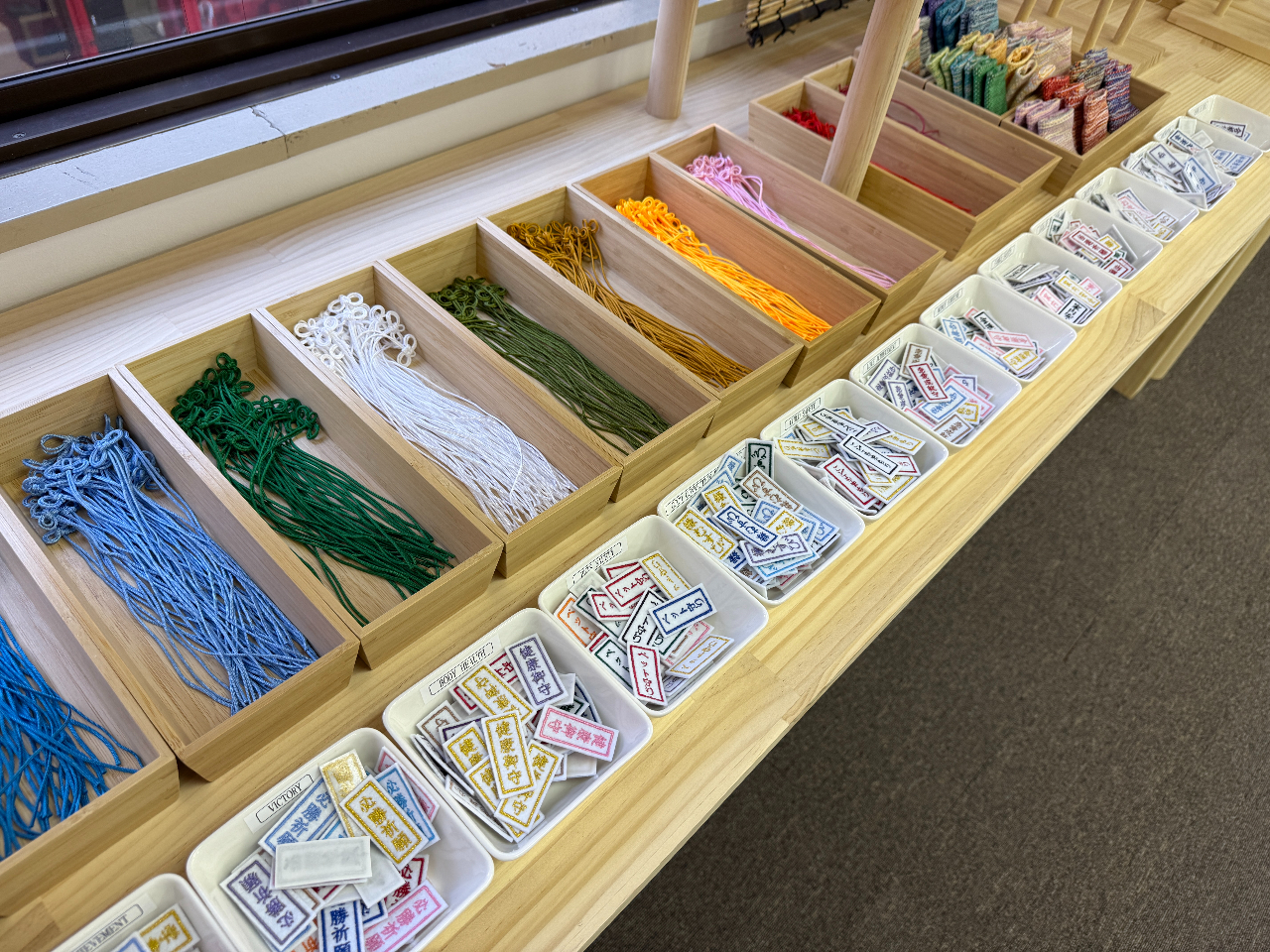 経験値貯蓄でのんびり傷心旅行 店舗購入特典27枚セット 2025年8月【浅草公園前／お守りorコースター作り体験】手織りで世界で