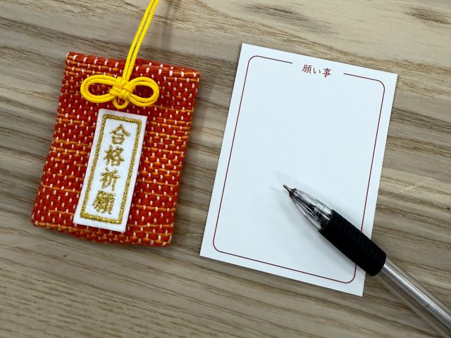 お守り袋、紐、願いごとワッペン、願いごとカードが揃ったら、お守り作りスタート!