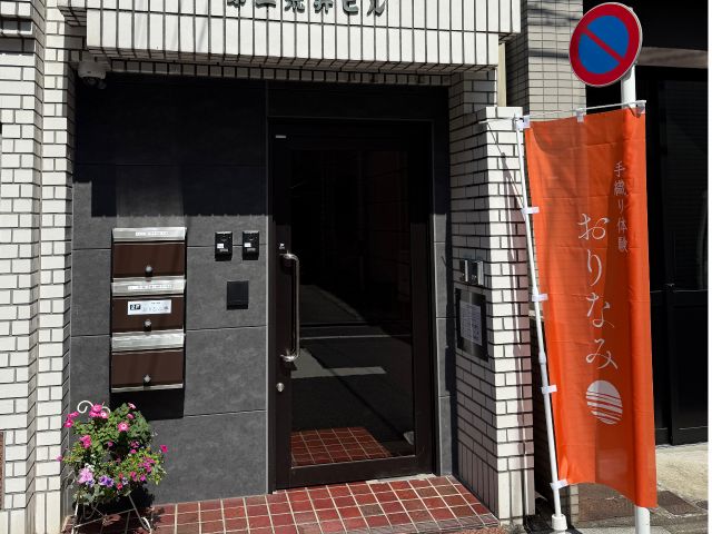 ビルの2階になります。エレベーターか階段でお越しください。ベビーカーは畳んで入口においていただきます。