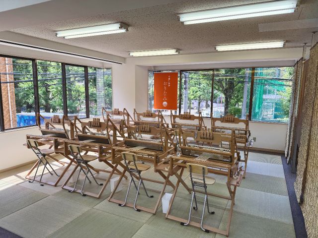 お守り袋は、スタッフが手織り機でお守り袋を作りました。