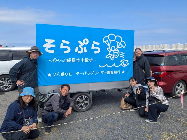 青と黄色のトレーラーが目印