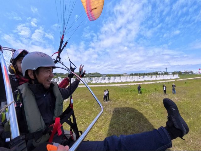 低空飛行で地上にあいさつ