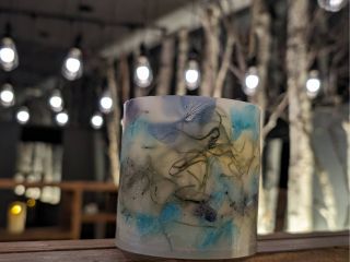 パラフィンのやわらかな白と、ドライフラワーやドライフラワーや木の実の色合いが引き立ち合い、 ナチュラルで温かみのある表情に仕上がります!