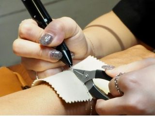 溶接機を使って肌の上で溶接を行います。