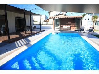 屋根付きプール、屋根付きデッキ、冷暖房完備室、エクステリアだけでなく最新のガーデンファニチャーも体験ください!