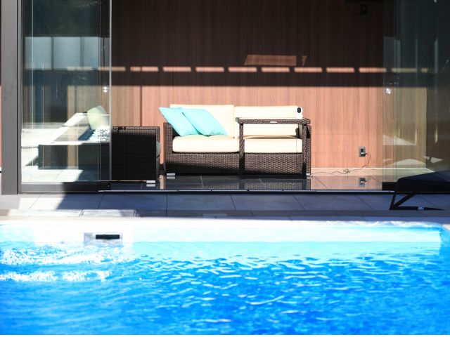 ガーデンルームから眺めるプールも最高!