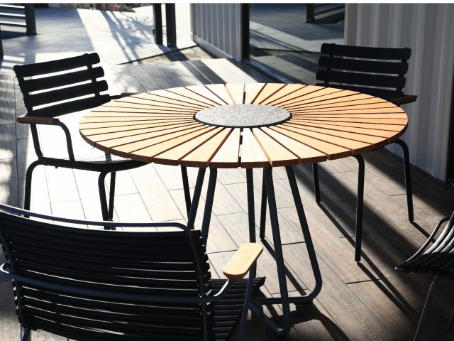 ファニチャーも最新!テーブルは4台 総着席数23席