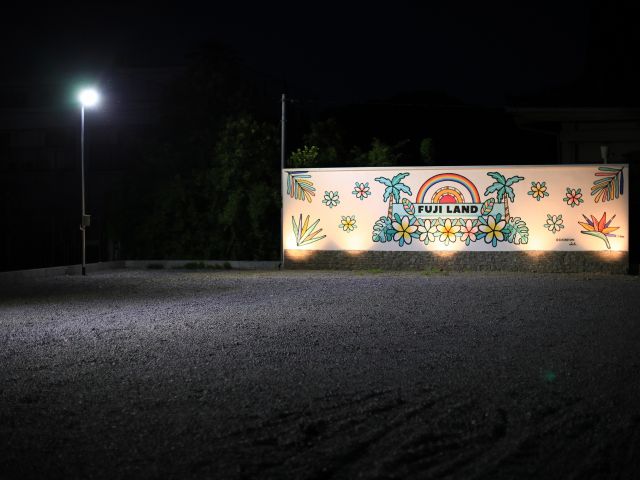 駐車場は最大34台まで無料で利用していただけます こちらの壁面もぜひご覧ください!