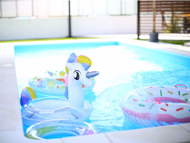 3×7mの広々プール 浮輪や水鉄砲も無料でご利用いただけます