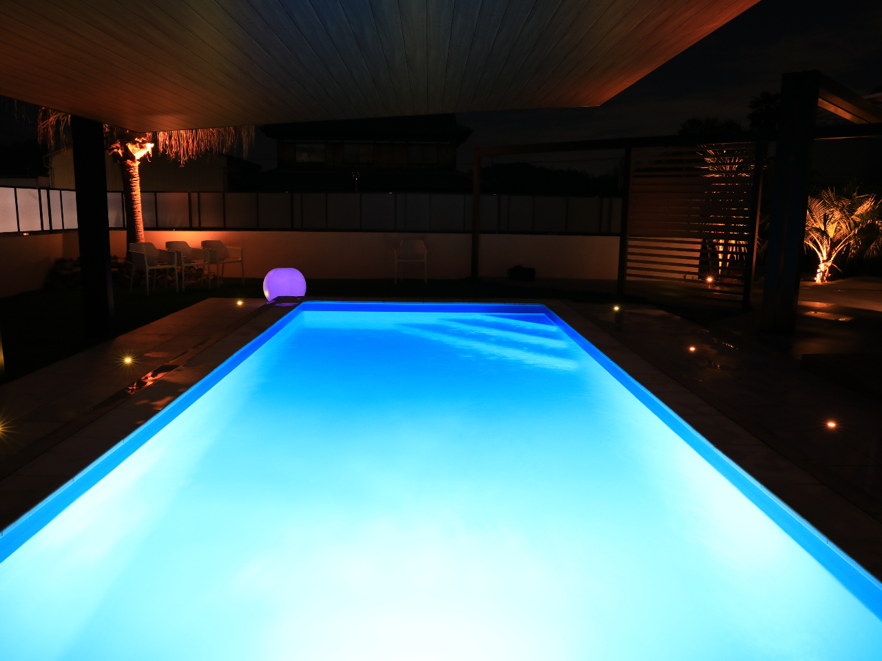 ��ɂ͌��z�I�Ȏp��������B�i�C�g�v�[���œs��̌��z��Y��A�ɏ�́A�����b�N�X�^�C�������C�g�A�b�v���ꂽ���ʂ��Y����Ȃ��v���o���ʂ�܂��B