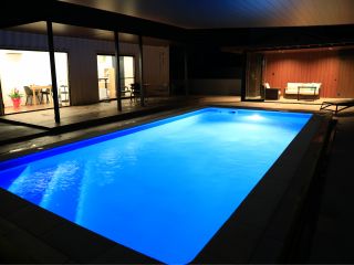 話題のナイトプールを貸し切りで満喫!