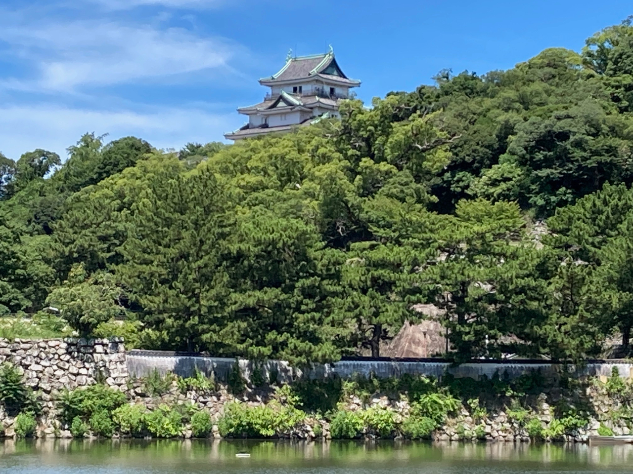 重文の土塀と天守