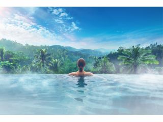 絶景に浸かる、南国の青空と深緑の贅沢。