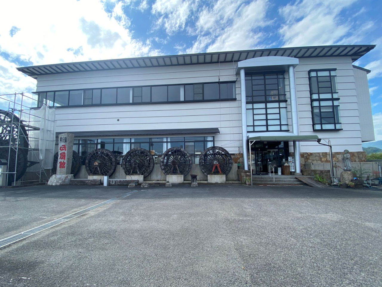 ���ǂ�̐��X����n�܂�A�ό��o�X�������悤�ɑ̈�ق̂悤�Ȍ����ɂȂ�A�l���قƖ��t����ꂽ�B���Ԃ������̂��|�C���g�B