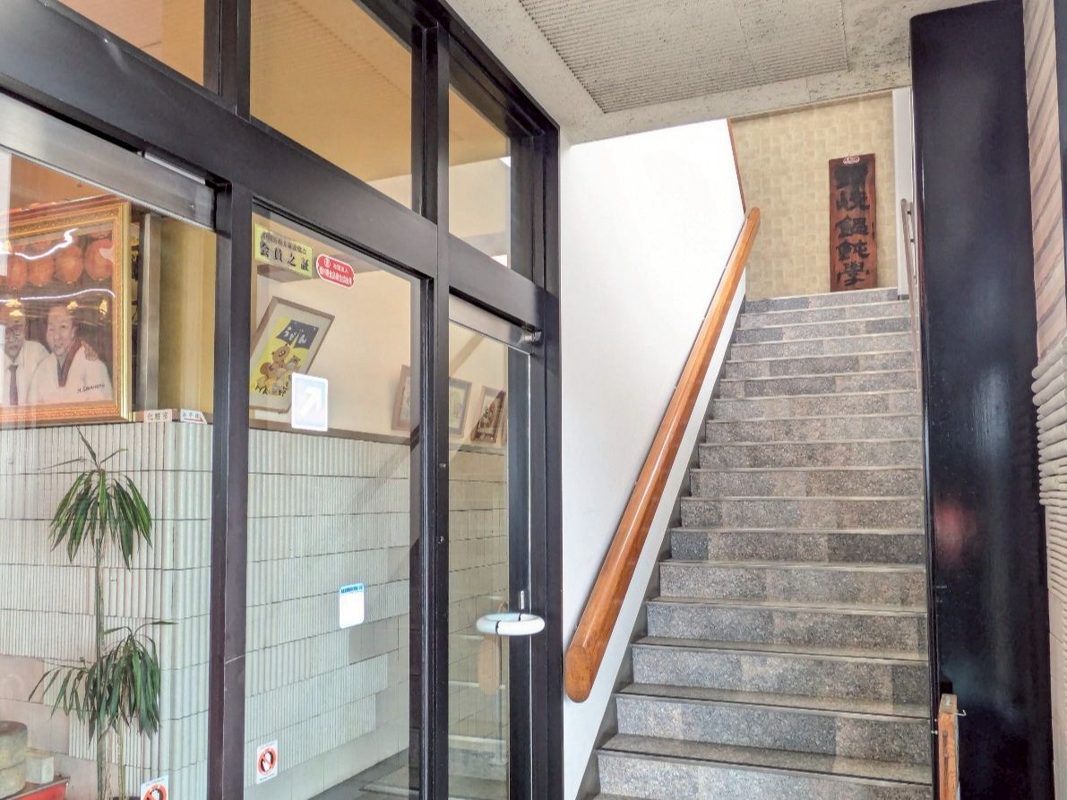 ��t��1�K�ł����A�]���Z�J�w�Z��2�K�ő̌����Ă��炢�܂��B