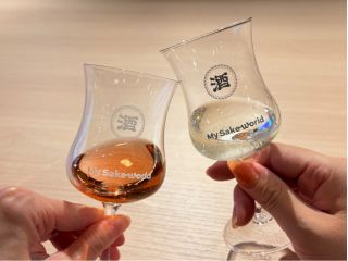 日本酒の為に作られたグラスです。My Sake Worldロゴ入り!