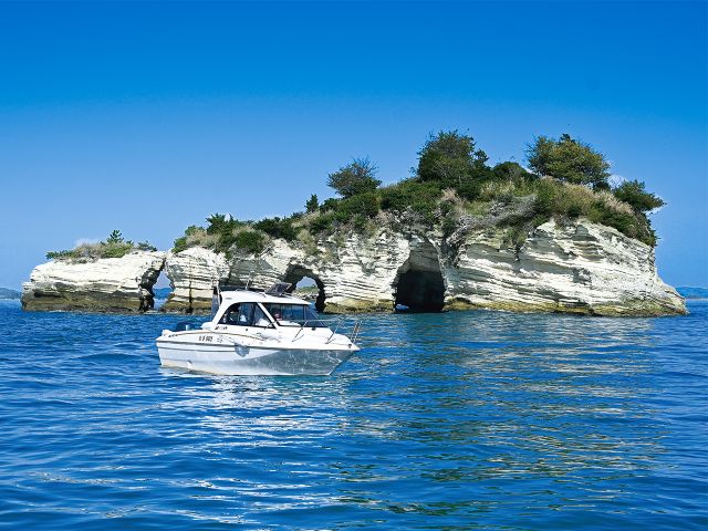 松島湾に響く波音が鐘のよう。神秘的な美しさを持つ鐘島は、自然が奏でるハーモニーを五感で感じる絶景です。