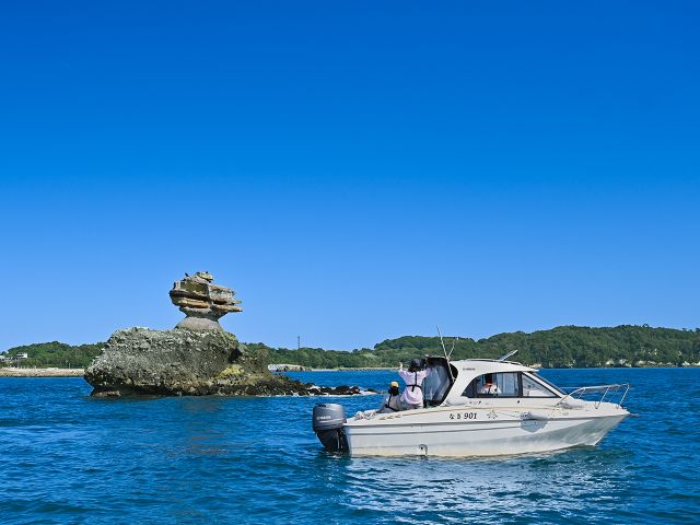 松島湾に浮かぶ、波の浸食でできた奇岩。仁王像が葉巻をくわえているように見える特徴的な形から「仁王島」と名付けられ、松島を代表する景観の一つです。