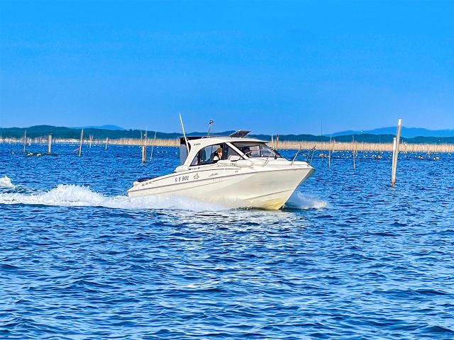 唯一無二の養殖棚航行技術! 松島湾に多くみられる養殖棚の間を航行、他にはない専門技術を習得!狭い水路も安全に航行できる自信と喜びは格別です。