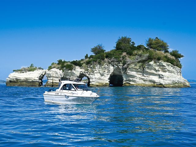 鐘島のトンネル、自然の神秘! ボートで近づく鐘島のトンネルに大興奮!波が削り出した神秘的な造形美に心奪われました。自然の力って本当にすごい!と感じました。