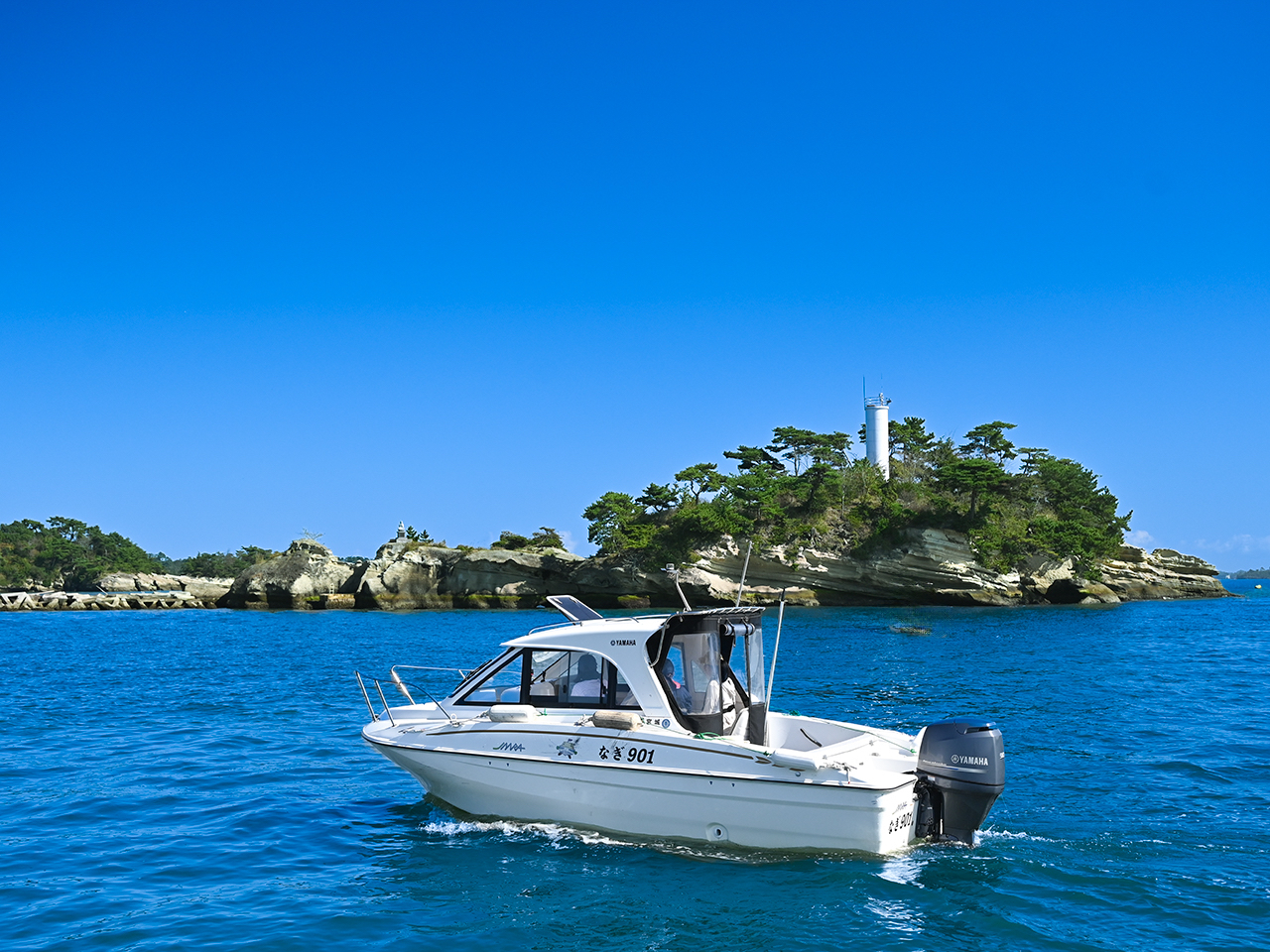 地蔵灯台、色彩のコントラストに感動! 真っ白な岩肌と鮮やかな樹木の緑、そしてどこまでも広がる青い空。そのコントラストの美しさに、ただただ息をのむばかりでした。