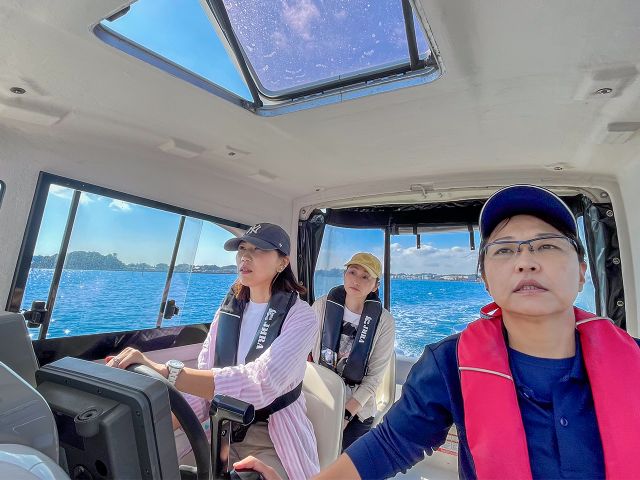 女性に人気の松島湾は、穏やかな海と絶景が魅力。賑やかな講習で、あなたもボート操船を楽しめます。